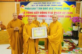 Phân ban Từ thiện xã hội Giáo dục T.Ư nhân Bằng tuyên dương công đức