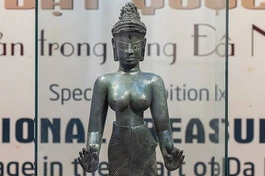 Tượng Bồ-tát Tara, bảo vật quốc gia hơn 1.200 năm tuổi, lần đầu xuất hiện trước công chúng với đầy đủ hai pháp khí: đóa sen và con ốc - Ảnh: Nguyễn Đông/VNE