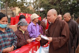 Thượng tọa Thích Thanh Phong trao quà đến bà con xã Mai Động, H.Kim Động, tỉnh Hưng Yên trong chương trình Tết yêu thương Xuân Ất Tỵ 2025) - Ảnh: Anh Quốc
