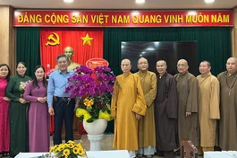 Tặng hoa chúc mừng ông Dương Minh Dũng, Ủy viên Ban Thường vụ Tỉnh ủy, Trưởng ban Tuyên giáo và Dân vận Tỉnh ủy Đồng Nai