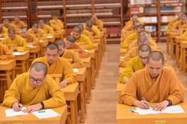 Thí sinh nghiêm túc làm bài thi