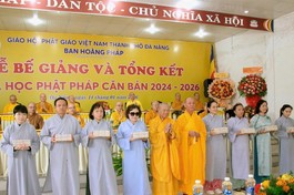 Trao chứng chỉ hoàn thành khóa học và quà đến các học viên