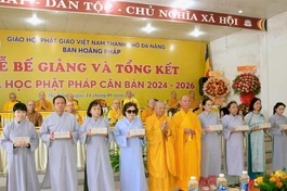 Trao chứng chỉ hoàn thành khóa học và quà đến các học viên