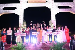 Thượng tọa Thích Tục Khang cùng đại diện chính quyền, các nhà hảo tâm, thành viên Quỹ từ thiện Chân Như trao 6 phần quà, mỗi phần quà 5 triệu đồng, cùng 1 máy tính laptop trị giá 19 triệu đồng đến các em học sinh, sinh viên