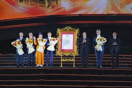 Ông Jonathan Baker, Trưởng đại diện của Tổ chức UNESCO tại Việt Nam trao Bằng công nhận ghi danh quần thể di tích và danh thắng Yên Tử - Vĩnh Nghiêm - Côn Sơn, Kiếp Bạc là Di sản văn hóa thế giới