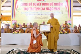 Thượng tọa Thích Lệ Lạc trao quyết định bổ nhiệm trụ trì tịnh xá Ngọc Vân đến Đại đức Thích Giác Cương