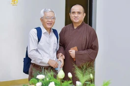 Giáo sư Huỳnh Như Phương với Thượng tọa Thích Tâm Hải tại trụ sở tòa soạn Báo Giác Ngộ trong một sinh hoạt văn hóa - Ảnh: Quảng Đạo