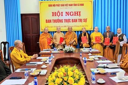 Trao quyết định thành lập Tổ công tác Phật sự liên ngành tỉnh Cà Mau 