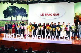 Ban Tổ chức trao giải đến các tác giả