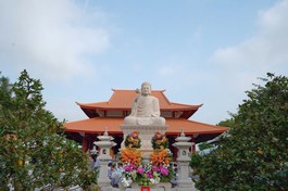 Tôn tượng Đức Phật Thích Ca Mâu Ni được an vị trong khuôn viên thiền tự Trúc Lâm Từ Minh