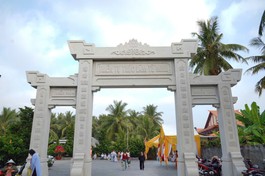 Cổng tam quan thiền tự Trúc Lâm Từ Minh