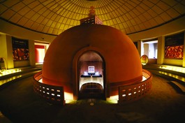 Bảo tháp mô phỏng tôn trí các bảo vật trong không gian triển lãm