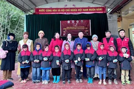 888 chiếc áo ấm, mũ len, tất chân được trao cho các em học sinh đồng bào dân tộc