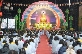 Gần 4.000 Phật tử Đạo tràng Pháp Hoa miền Bắc về chùa Bằng tham dự khóa tu trong hai ngày 25, 26-1 (nhằm mùng 7, 8 -12- Ất Tỵ)