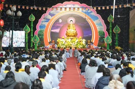 Gần 4.000 Phật tử Đạo tràng Pháp Hoa miền Bắc về chùa Bằng tham dự khóa tu trong hai ngày 25, 26-1 (nhằm mùng 7, 8 -12- Ất Tỵ)