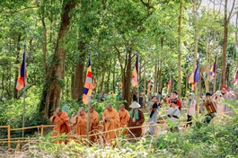 Chư Tăng Ni, Phật tử thực hiện nghi thức tam bộ nhất bái 