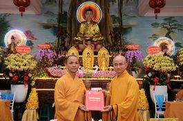 Thượng tọa Thích Thiện Quý trao quyết định bổ nhiệm trụ trì chùa Linh Sơn đến Đại đức Thích Thiện Lâm