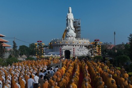 Lễ an vị tôn tượng Bồ-tát Quán Thế Âm lộ thiên trong khuôn viên thiền viện Trúc Lâm Tây Ninh