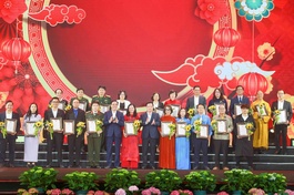 Hòa thượng Thích Thọ Lạc cùng đại diện các cơ quan, đơn vị, tổ chức, doanh nghiệp, nhà hảo tâm,... nhận Giấy chứng nhận “Tấm lòng nhân ái vì cộng đồng” do lãnh đạo tỉnh Nghệ An trao tặng