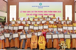 Chư Tăng Ni thuộc GHPGVN TP.Huế đón nhận Giáo chỉ tấn phong giáo phẩm của Ban Thường trực Hội đồng Chứng minh