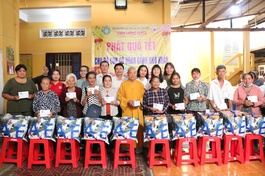 300 phần quà Tết được trao tặng đến bà con có hoàn cảnh khó khăn tại chùa Lưỡng Xuyên 