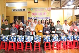 300 phần quà Tết được trao tặng đến bà con có hoàn cảnh khó khăn tại chùa Lưỡng Xuyên 