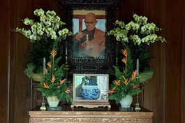 Chân dung và một phần xá-lợi Thiền sư Thích Nhất Hạnh sau khi trà-tỳ, thờ tại thất Lắng Nghe trong khuôn viên tổ đình Từ Hiếu