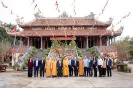 Đoàn lãnh đạo tỉnh Thanh Hóa lưu niệm trước chùa Đại Bi - Văn phòng Ban Trị sự Phật giáo tỉnh