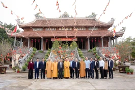 Đoàn lãnh đạo tỉnh Thanh Hóa lưu niệm trước chùa Đại Bi - Văn phòng Ban Trị sự Phật giáo tỉnh