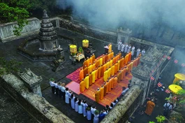 Tháp Tổ sư Liễu Quán (Huế) trong ngày tảo tháp truyền thống - Ảnh: Minh Thắng