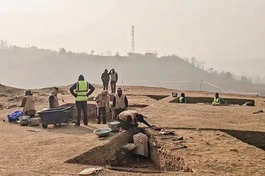 Các tháp Phật, kiến trúc tu viện và dấu vết của một khu đô thị dân cư, chủ yếu thuộc thời kỳ Kushan (thế kỷ I–III TL)