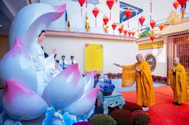 Hòa thượng Thích Lệ Trang cử hành nghi thức sái tịnh