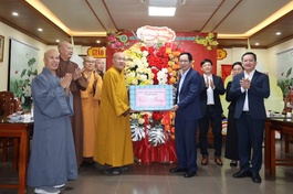 Tặng hoa, quà Tết đến Ban Trị sự GHPGVN TP.Hải Phòng