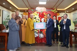 Tặng hoa, quà Tết đến Ban Trị sự GHPGVN TP.Hải Phòng