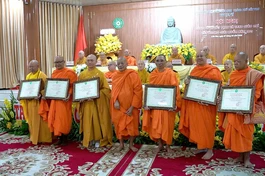 Trưởng lão Hòa thượng Tăng Nô trao Giáo chỉ tấn phong giáo phẩm Hòa thượng đến chư tôn đức