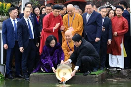 Chủ tịch nước Lương Cường và phu nhân cùng bà con kiều bào thả cá chép tại hồ Hoàn Kiếm - Ảnh: Ủy ban Nhà nước về người Việt Nam ở nước ngoài