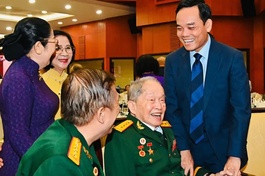 Bí thư Thành ủy TP.HCM Trần Lưu Quang thăm hỏi các vị lão thành cách mạng