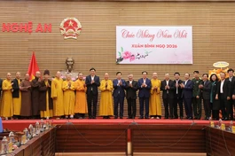 Lãnh đạo Tỉnh ủy - HĐND - UBND - Ủy ban MTTQVN tỉnh Nghệ An, Ban Trị sự GHPGVN tỉnh cùng tôn giáo bạn chụp ảnh lưu niệm
