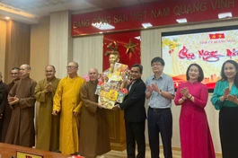 Ban Trị sự GHPGVN tỉnh Quảng Ngãi tặng quà chúc Tết đến lãnh đạo Tỉnh ủy