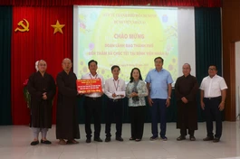 Phật giáo người Hoa TP.HCM tặng quà Tết tại Bệnh viện Nhân Ái 