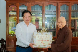Chủ tịch UBND TP.Huế Nguyễn Khắc Toàn thăm, chúc Tết Trưởng lão Hòa thượng Thích Giác Quang, Phó Pháp chủ Hội đồng Chứng minh GHPGVN