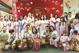 Các thành viên trong gia đình anh Lê Cao Trực nối tiếp truyền thống họp mặt đầu năm, để "giữ lửa" cho mái ấm gia đình 