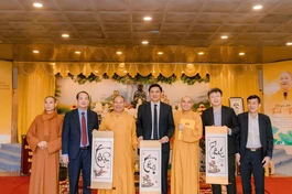 Tặng chữ đầu xuân đến lãnh đạo tỉnh Nghệ An