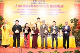 Trao kỷ niệm chương đến các tổ chức, tập thể, gia đình, cá nhân Phật tử có thành tích “nuôi lợn béo” với số tiền quyên góp cao nhất cho Quỹ khuyến học “Ươm mầm tương lai”