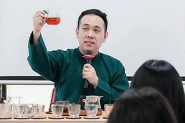 Trà giả Phạm Quang Hùng thường xuyên chia sẻ về trà, thiền và tâm lý trị liệu ở nhiều nơi, trong đó có những khóa tu, khóa sinh hoạt của người trẻ