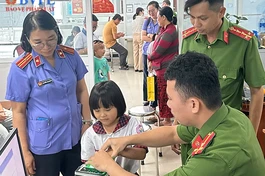 Viện Kiểm sát Nhân dân Khu vực 6 và Công an xã Nhà Bè phối hợp thực hiện cấp Căn cước công dân cho các cháu