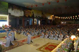 Đạo tràng Phật tử chùa Bà Đa dâng đăng cầu nguyện