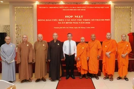 Chủ tịch Ủy ban MTTQVN TP.HCM Nguyễn Phước Lộc lưu niệm cùng các đại biểu tại buổi họp mặt - Ảnh: Hoàng Hùng