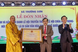 Ông Hoàng Xuân Tân, Phó Chủ tịch UBND tỉnh Quảng Trị trao bằng chứng nhận Di sản văn hóa phi vật thể quốc gia cho Lễ hội chùa Kim Phong – núi Thần Đinh