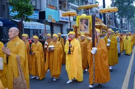 Phụng tống kim quan Trưởng lão Hòa thượng Thích Như Tín đến Đài hỏa táng Sala Long Thành - Đồng Nai để làm lễ trà-tỳ